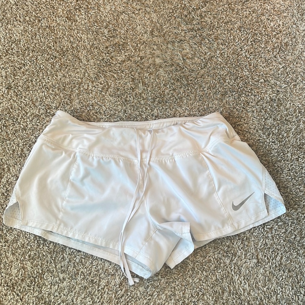 Hello! I’m selling this White Nike Dri-Fit pair of shorts! No damages, size M!